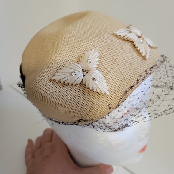Vintage Ladies 40's half Bonnet with Netting and Raffia Detailing - Picture 4 of 7